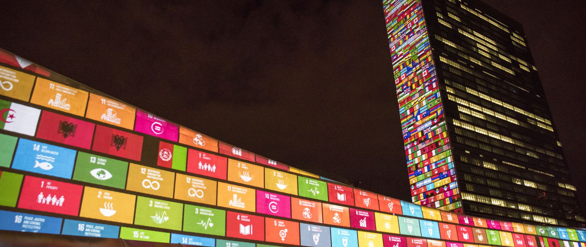 Projektion der Globalen Nachhaltigkeitsziele auf die Gebäude des UNO-Hauptquartiers in New York, USA